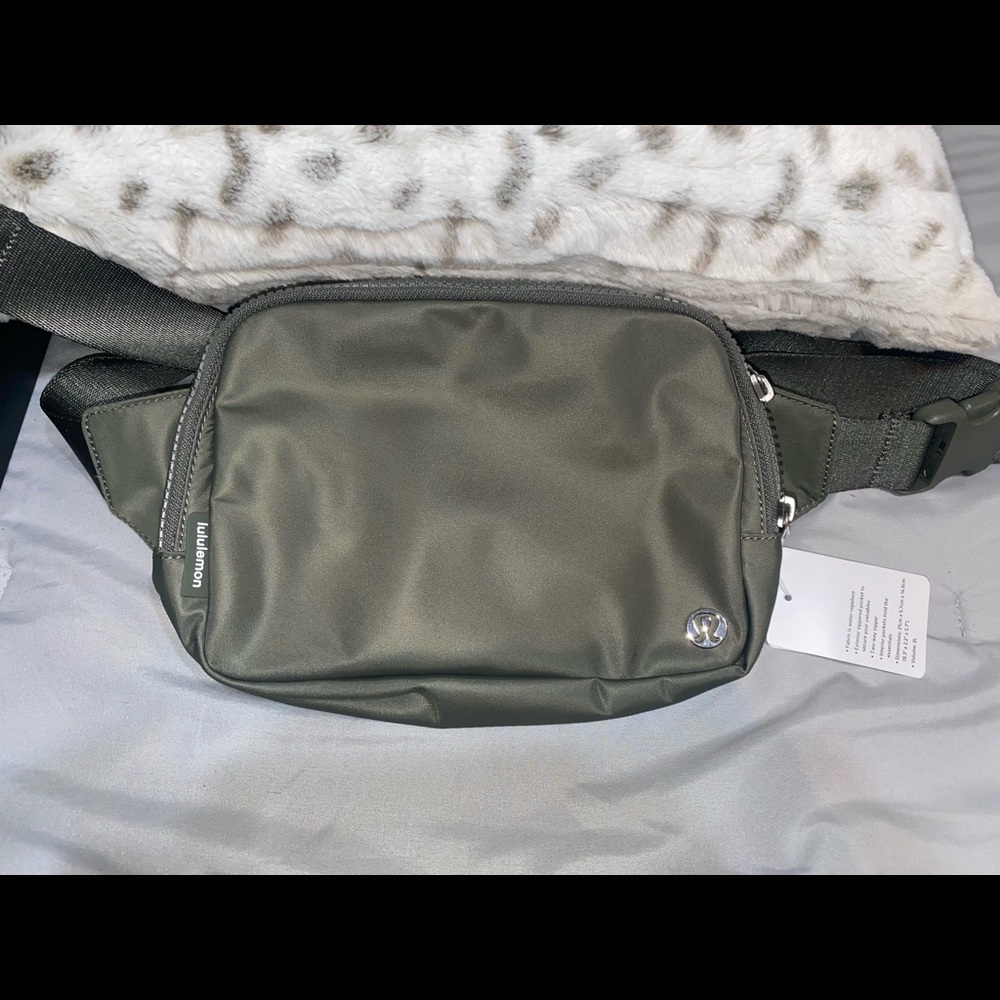 NWT LULULEMON EVERYWHERE BELT BAG - Picture 2 of 15